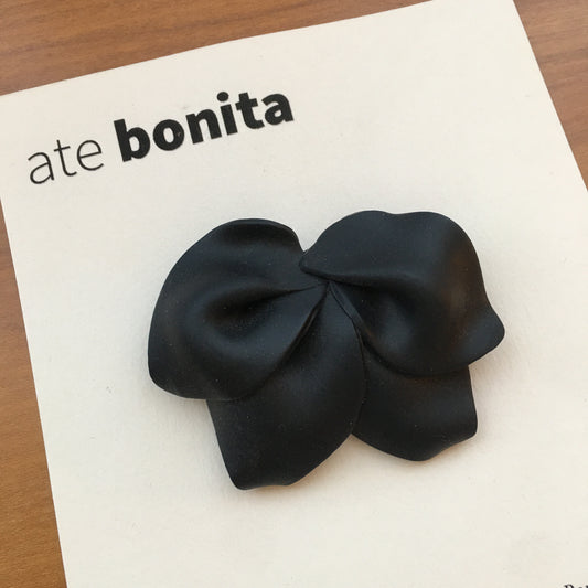 Broche FLORA negro M