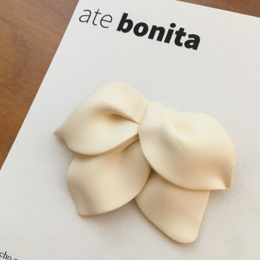 broche hecho a mano color crudo