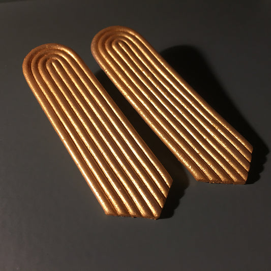 pendientes dorados de diseño