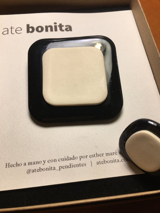 CHANEL broche blanco