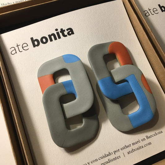 Cadena OO XL Suecia bajo la neblina